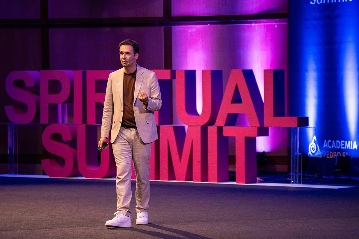 Pedro Frias em palco no Spiritual Summit