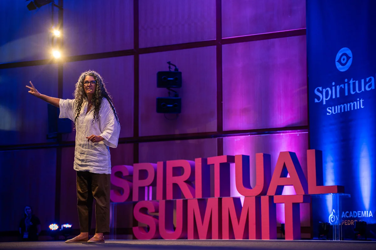 Paula Rodrigues em palco no Spiritual Summit